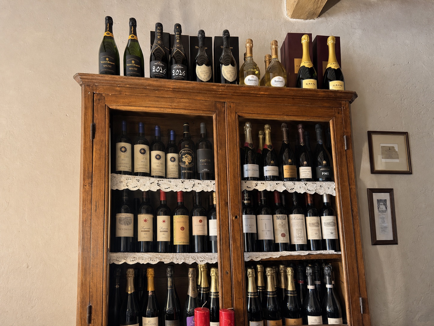 La vetrina storica dell'Enoteca Maestrini con Champagne e grandi vini
