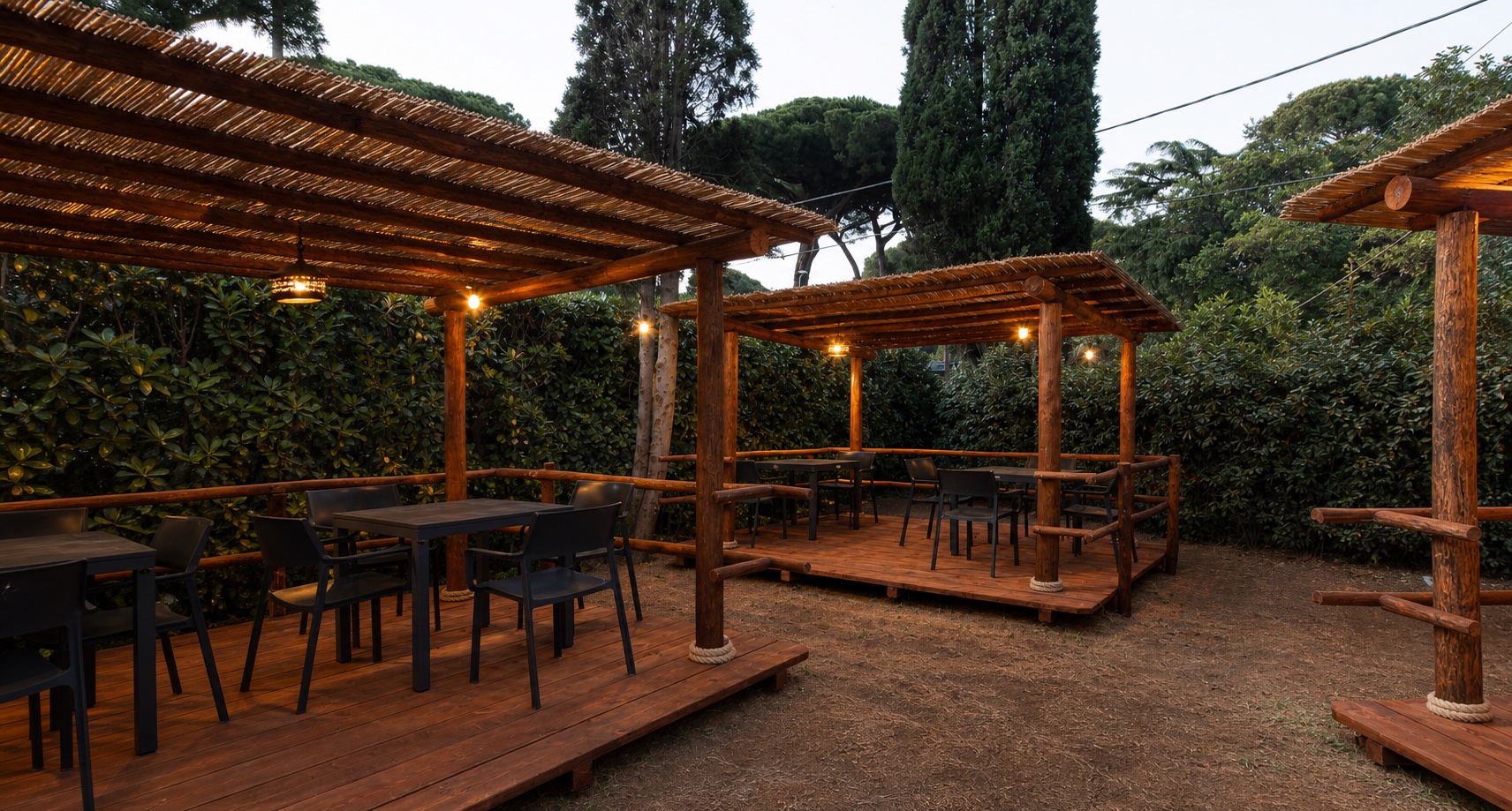 Il Garden Privé dell'Enoteca Maestrini con pergolati in legno, tavoli e sedute tra le siepi